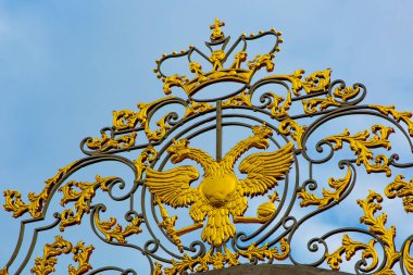 Mavi gökyüzüne karşı çift başlı Rus altın kartalı.