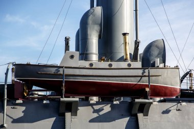 Kurtarma botu bir savaş gemisinin güvertesinde nakliye pozisyonunda.