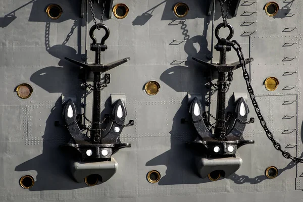 Iron anchor at a steel ship. — Stock Photo, Image