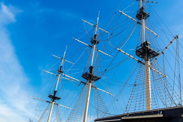 Riggning av ett segelfartyg mot den blå himlen. — Stockfoto