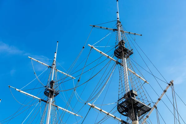 Rigging of a sailing ship against the blue sky. — Stock Photo, Image