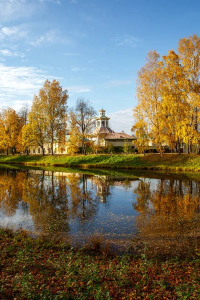 Bellissimo parco autunnale con lago e foglie colorate. — Foto Stock