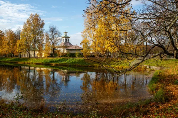 Прекрасний осінній парк з озером і різнокольоровими листям . — стокове фото