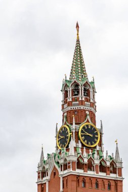 Kremlin kulesi ağır gri bulutlara karşı. Moskova, Rusya