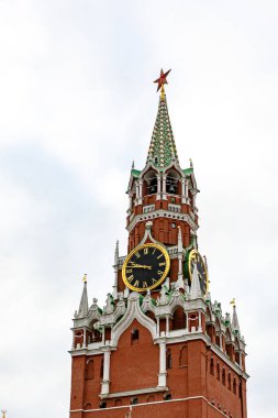 Kremlin kulesi ağır gri bulutlara karşı. Moskova, Rusya