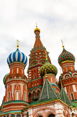 Ağır gri bulutlara karşı Rus katedrali