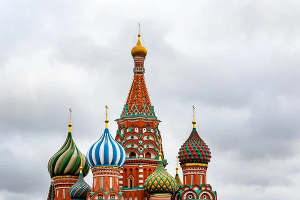 Catedral Russa Contra Nuvens Cinzentas Pesadas — Fotografia de Stock