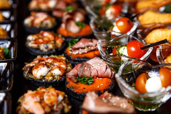 Lezzetli kanepeler yemek tabağı