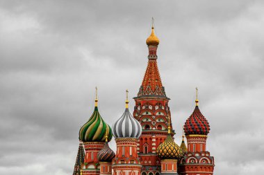 Ağır gri bulutlara karşı Rus katedrali