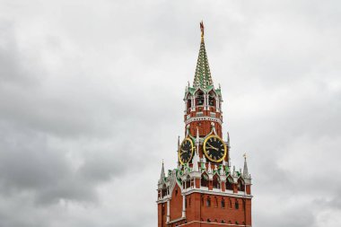 Kremlin kulesi ağır gri bulutlara karşı. Moskova, Rusya
