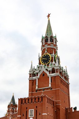 Kremlin kulesi ağır gri bulutlara karşı. Moskova, Rusya