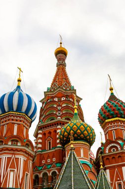 Ağır gri bulutlara karşı Rus katedrali