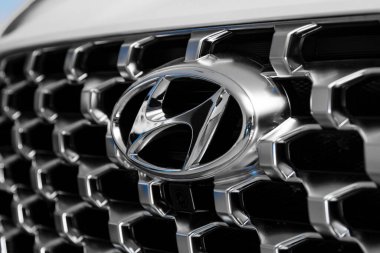 Radyatör ızgarasında Hyundai logosu var.