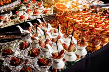 Yemek büfesi. Sebzeli soğuk aperatifler, balık ve ekmek üzerine roka, kanepeler.