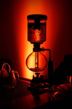 Sifonda çay yapıyorum. Siyah siluet