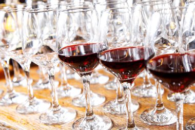 Kırmızı şarap kadehleri.