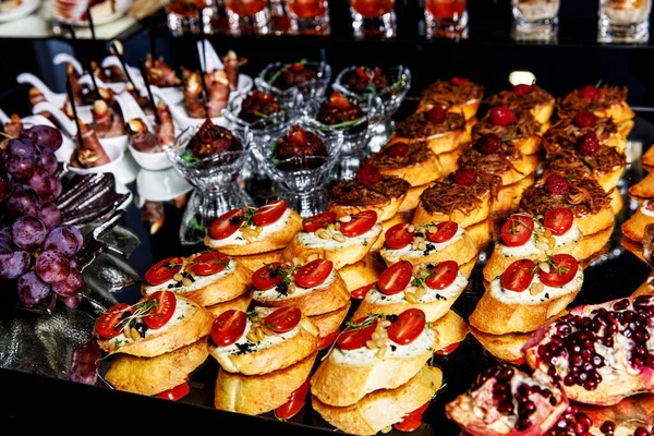 Catering Met Diverse Snacks Gastentafel Het Restaurant Het Evenementfeest — Stockfoto