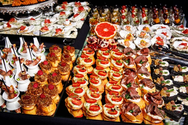 Catering Met Diverse Snacks Gastentafel Het Restaurant Het Evenementfeest — Stockfoto