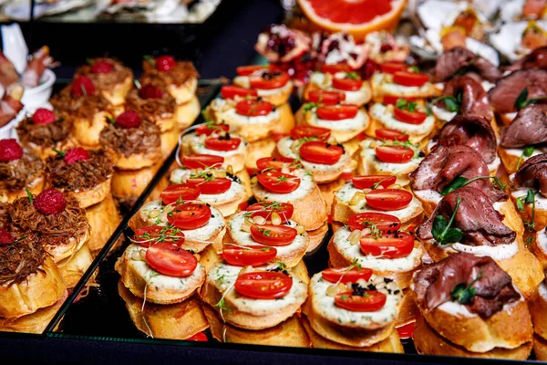 Catering Service Mit Verschiedenen Snacks Auf Dem Tisch Des Gastes — Stockfoto