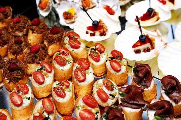 Bar Carne Banquete Aperitivos Fríos Con Verduras Pescado Rúcula Sobre —  Fotos de Stock