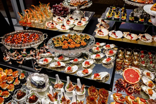 Bar Carne Banquete Aperitivos Fríos Con Verduras Pescado Rúcula Sobre —  Fotos de Stock