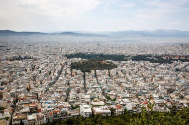 Yunanistan 'ın ikonik kenti Atina' nın hava kuşları tarafından çekilmiş bir fotoğrafı. Büyük şehir. Yerleşim alanları. Gün ışığı
