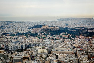 Yunanistan 'ın ikonik kenti Atina' nın hava kuşları tarafından çekilmiş bir fotoğrafı. Büyük şehir. Yerleşim alanları. Gün ışığı