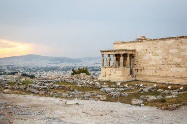 Erechtheion Süvarileri. Karyatid, bir sütunun ya da bir sütunun yerini alarak başındaki bir antlaşmayı destekleyen mimari destek görevi gören heykeltraş kadın figürüdür..