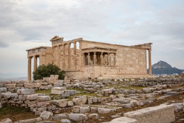 Akropolis Tepesi, Atina, Yunanistan 'daki Partenon' da Karyatid Verandası figürleriyle inşa ediliyor.