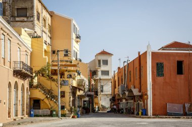 Hanya, Yunanistan - 08 Mayıs 2018. Chania 'nın güzel caddesi gün batımında