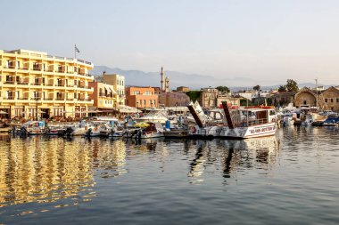 Hanya, Yunanistan - 08 Mayıs 2018. Gün batımında Chania 'nın güzel limanı