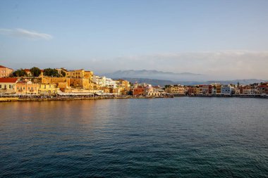Hanya, Yunanistan - 08 Mayıs 2018. Gün batımında Chania 'nın güzel limanı