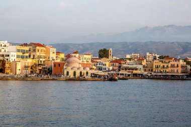 Hanya, Yunanistan - 08 Mayıs 2018. Gün batımında Chania 'nın güzel limanı