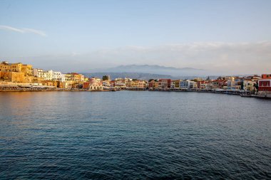 Hanya, Yunanistan - 08 Mayıs 2018. Gün batımında Chania 'nın güzel limanı