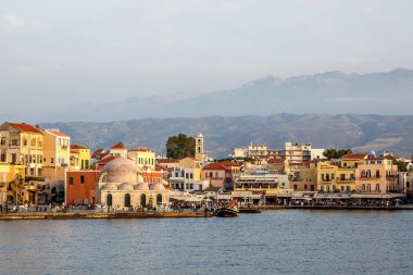 Hanya, Yunanistan - 08 Mayıs 2018. Gün batımında Chania 'nın güzel limanı