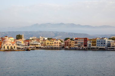 Hanya, Yunanistan - 08 Mayıs 2018. Gün batımında Chania 'nın güzel limanı