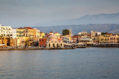 Hanya, Yunanistan - 08 Mayıs 2018. Gün batımında Chania 'nın güzel limanı