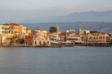Hanya, Yunanistan - 08 Mayıs 2018. Gün batımında Chania 'nın güzel limanı