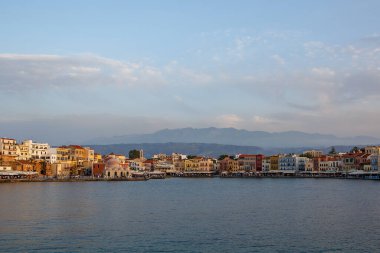 Hanya, Yunanistan - 08 Mayıs 2018. Gün batımında Chania 'nın güzel limanı