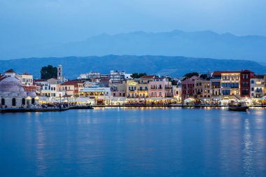 Hanya, Yunanistan - 08 Mayıs 2018. Akşamları Chania 'nın güzel limanı