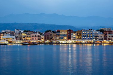 Hanya, Yunanistan - 08 Mayıs 2018. Akşamları Chania 'nın güzel limanı