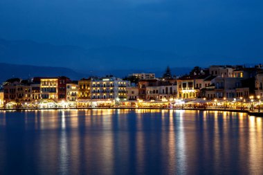 Hanya, Yunanistan - 08 Mayıs 2018. Akşamları Chania 'nın güzel limanı