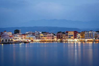 Hanya, Yunanistan - 08 Mayıs 2018. Akşamları Chania 'nın güzel limanı