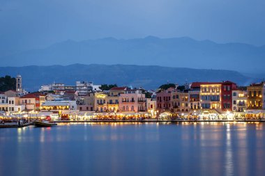 Hanya, Yunanistan - 08 Mayıs 2018. Akşamları Chania 'nın güzel limanı