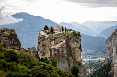 Varlaam, Roussanou, Aziz Nicholas Anapavsa manastırı ve Meteora 'daki büyük meteor manastırı.