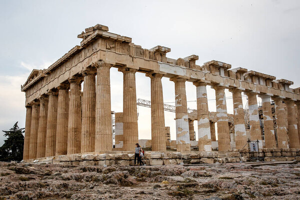 Афины, Греция - 08 мая 2018 года. Реконструкция храма Парфенон в Акрополе