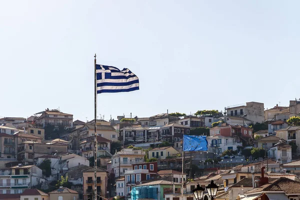 Греческий флаг, машущий на закате. Флаг ЕС на заднем плане. — стоковое фото