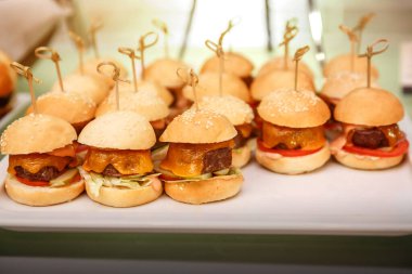olay catering adlı mini hamburger yakın çekim.