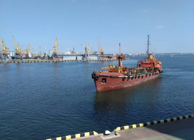 Bir balıkçı teknesinin limana gelişi.