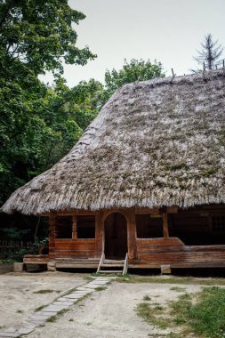 Otantik Ukrayna ahşap çatısı olan evler